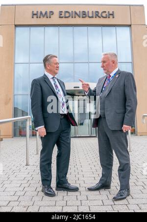 Justizsekretär Keith Brown (links) mit Gouverneur David Abernethy (rechts) während eines Besuchs im Edinburgh Gefängnis, als die schottische Regierung die Kaution und Freilassung aus dem Custody (Schottland)-Gesetz veröffentlicht. Bilddatum: Donnerstag, 9. Juni 2022. Stockfoto