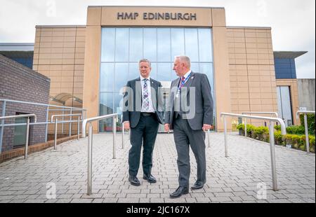 Justizsekretär Keith Brown (links) mit Gouverneur David Abernethy (rechts) während eines Besuchs im Edinburgh Gefängnis, als die schottische Regierung die Kaution und Freilassung aus dem Custody (Schottland)-Gesetz veröffentlicht. Bilddatum: Donnerstag, 9. Juni 2022. Stockfoto