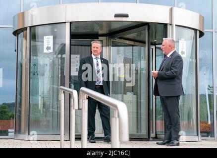 Justizsekretär Keith Brown (links) mit Gouverneur David Abernethy (rechts) während eines Besuchs im Edinburgh Gefängnis, als die schottische Regierung die Kaution und Freilassung aus dem Custody (Schottland)-Gesetz veröffentlicht. Bilddatum: Donnerstag, 9. Juni 2022. Stockfoto