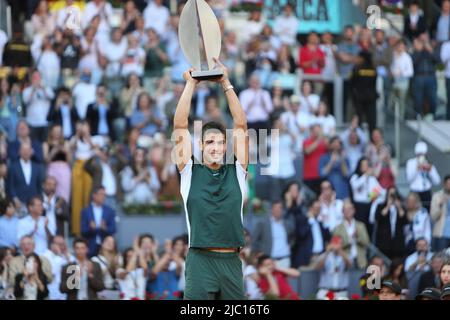 Carlos Alcaraz aus Spanien feiert mit der Siegertrophäe nach dem Sieg gegen Alexander Zverev aus Deutschland, Final Men's ATP match während des Mutua Madrid Open 2022 Tennisturniers am 8. Mai 2022 im Caja Magica Stadion in Madrid, Spanien - Foto Laurent Lairys / DPPI Stockfoto