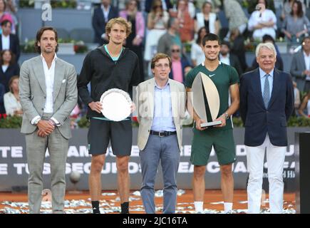 Carlos Alcaraz aus Spanien mit der Siegertrophäe und Alexander Zverev aus Deutschland mit der zweitplatzierten Trophäe, Final Men's ATP match beim Tennisturnier Mutua Madrid Open 2022 am 8. Mai 2022 im Caja Magica Stadion in Madrid, Spanien - Foto Laurent Lairys / DPPI Stockfoto