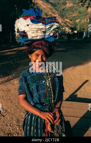 Porträt eines Maya-Mädchenverkäufers, Santa Catarina Palopó, Atitlán-See, Departamento Sololá, Guatemala. © Kraig Lieb Stockfoto