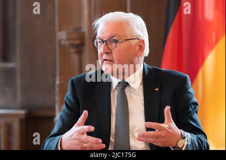 Rottweil, Deutschland. 09.. Juni 2022. Am dritten Tag seines Besuchs in Rottweil trifft Bundespräsident Frank-Walter Steinmeier im Alten Rathaus mit lokalen Politikern zusammen. Kredit: Silas Stein/dpa/Alamy Live Nachrichten Stockfoto