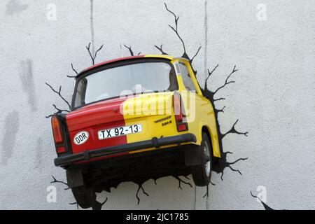 schwarz rot gold deutsche Trabbi Stucking in Hauswand, Deutschland Stockfoto