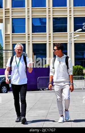 Lando Norris (GBR) McLaren (rechts) mit seinem Vater Adam Norris (GBR). 09.06.2022. Formel 1 Weltmeisterschaft, Rd 8, Großer Preis Von Aserbaidschan, Baku Street Circuit, Aserbaidschan, Tag Der Vorbereitung. Der Bildnachweis sollte lauten: XPB/Alamy Live News. Stockfoto