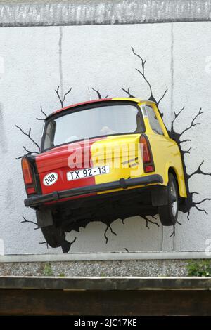 schwarz rot gold deutsche Trabbi Stucking in Hauswand, Deutschland Stockfoto