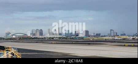 Skyline der Innenstadt von Phoenix, vom Flughafen aus gesehen, USA, Arizona, Phoenix Stockfoto