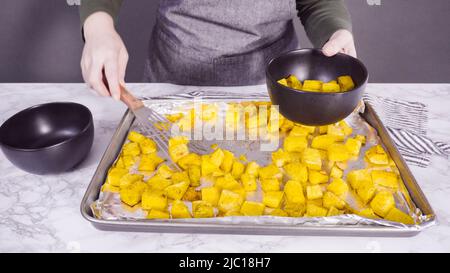 Gebratener Butternusskürbis auf einem Backblech. Stockfoto
