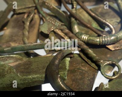 Alte prähistorische Bronzemedaille Details aus der Nähe Stockfoto