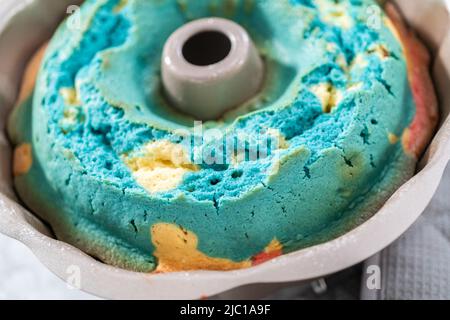 Kühlen Sie frisch gebackenen Beetkuchen in einer Beetkuchenform auf der Küchentheke. Stockfoto