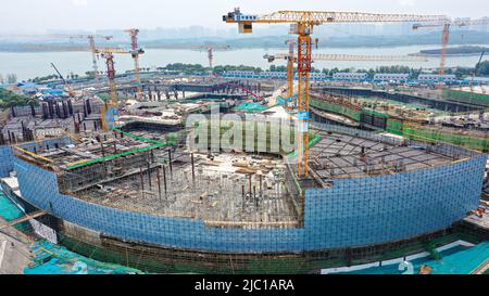 ZHENGZHOU, CHINA - 9. JUNI 2022 - Hauptbau Baustelle des Zhengzhou International Cultural Exchange Center Project, Zhongyuan Science and Stockfoto