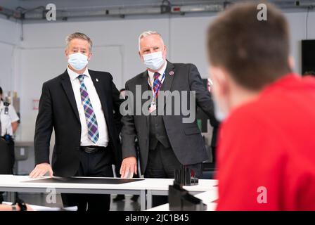 Justizsekretär Keith Brown (links) mit Gouverneur David Abernethy (rechts) trifft Insassen, die an einem SMART-Workshop (Self Management and Recovery Training) teilnehmen, während sie das Edinburgh Gefängnis besuchen, während die schottische Regierung die Kaution und die Freilassung aus der Kustodie (Schottland) veröffentlicht. Bilddatum: Donnerstag, 9. Juni 2022. Stockfoto