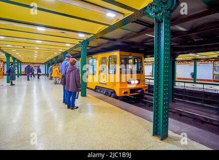 BUDAPEST, UNGARN - 23. FEBRUAR 2022: Der alte U-Bahn-Zug kommt am 23. Februar in Budapest zur U-Bahn-Station Hosok Tere Stockfoto