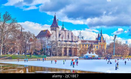 BUDAPEST, UNGARN - 23. FEBRUAR 2022: Winterurlaub im Central Park auf einer großen Schlittschuhbahn im phänomenalen Schloss Vajdahunyad, am 23. Februar in Stockfoto