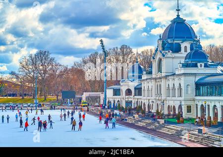 BUDAPEST, UNGARN - 23. FEBRUAR 2022: Am 23. Februar in Budapest, Ungarn, laufen die Menschen gerne auf der City Park Skating Rink, der größten der Stadt Stockfoto