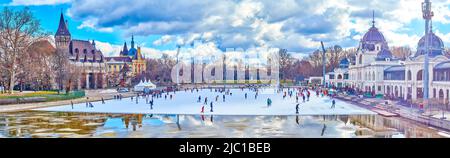 BUDAPEST, UNGARN - 23. FEBRUAR 2022: Panorama der Eisbahn des Stadtparks, dem beliebtesten Eislaufplatz, am 23. Februar in Budapest, Ungarn Stockfoto