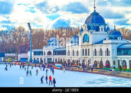 BUDAPEST, UNGARN - 23. FEBRUAR 2022: Schlittschuhlaufen ist einer der beliebtesten städtischen Wintersportarten, und die City Park Skating Rink ist der beste Ort dafür, Stockfoto