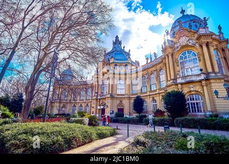 BUDAPEST, UNGARN - 23. FEBRUAR 2022: Das monumentale Gebäude des Ungarischen Landwirtschaftsmuseums im Innenhof des Schlosses Vajdahunyad, am 23. Februar Stockfoto