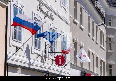 Ein Bild des Hauses von Kranj, wo sich das Touristeninformationszentrum befindet. Stockfoto