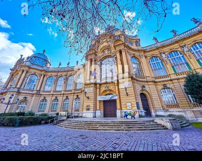 BUDAPEST, UNGARN - 23. FEBRUAR 2022: Die Fassade des Landwirtschaftsmuseums im Schloss Vajdahunyad, am 23. Februar in Budapest, Ungarn Stockfoto
