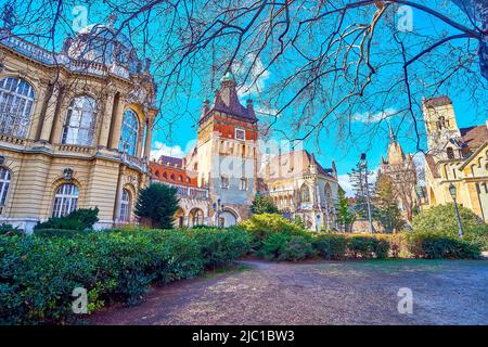 Spaziergang in einem kleinen Park im Innenhof des Schlosses Vajdahunyad in Budapest, Ungarn Stockfoto