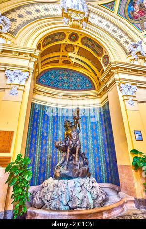 BUDAPEST, UNGARN - 23. FEBRUAR 2022: Der herausragende Centaur-Brunnen in der wichtigsten Cupola Hall des Szechenyi Thermal Spa Complex, am 23. Februar in BU Stockfoto