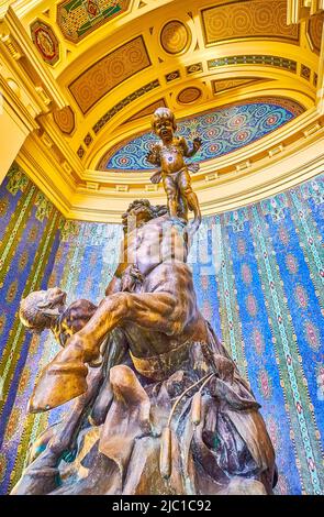 BUDAPEST, UNGARN - 23. FEBRUAR 2022: Die Skulptur des Centaur-Brunnens von Jozsef Rone in der Haupthalle des Szechenyi-Thermalbades, am 23. Februar Stockfoto