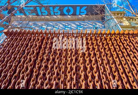 BUDAPEST, UNGARN - 23. FEBRUAR 2022: Die Ketten im Museumsgebäude des Hauses des Terrors an der Andrassy Straße, am 23. Februar in Budapest, Ungarn Stockfoto