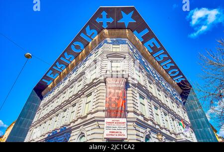 BUDAPEST, UNGARN - 23. FEBRUAR 2022: Die Hauptfassade des Hauses des Terrors mit dem berühmten schwarzen Rahmen mit den Worten Terror, am 23. Februar in Budapest, Ungarn Stockfoto