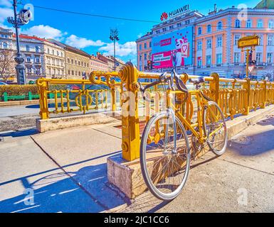BUDAPEST, UNGARN - 23. FEBRUAR 2022: Das Fahrrad parkte am unterirdischen Eingang der U-Bahn-Station auf dem Oktogon-Platz, am 23. Februar in Budapest, Stockfoto