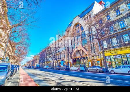 BUDAPEST, UNGARN - 23. FEBRUAR 2022: Die Andrassy Allee mit ihren faszinierenden Gebäuden ist die bekannteste Straße der Stadt, am 23. Februar in Budapest Stockfoto