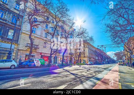 BUDAPEST, UNGARN - 23. FEBRUAR 2022: Die breite Andrassy Av mit ihren monumentalen Gebäuden, die entlang ihrer Bucht führen, ist eine der bekanntesten Straßen von Budapest Stockfoto