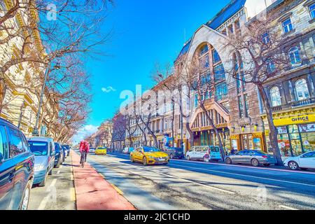 BUDAPEST, UNGARN - 23. FEBRUAR 2022: Die Andrassy Avenue ist eine der Hauptverkehrsstraßen der Stadt mit zahlreichen Geschäften, Restaurants und Büros, ON Stockfoto