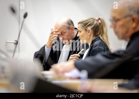 2022-06-09 10:01:37 BADHOEVEDORP - Anwälte Boudewijn van Eijck (L) und Sabine Ten Doesschate vor der Folgeverhandlung über das umfangreiche Strafverfahren bezüglich des Abschuss von Flug MH17. In diesem Sitzungsblock erhält die Verteidigung die Möglichkeit, vor dem erneuten Beitritt zu antworten. ANP ROBIN VAN LONKHUIJSEN niederlande Out - belgien Out Stockfoto