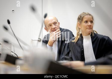 2022-06-09 10:01:22 BADHOEVEDORP - Anwälte Boudewijn van Eijck (L) und Sabine Ten Doesschate vor der Folgeverhandlung über das umfangreiche Strafverfahren bezüglich des Abschuss von Flug MH17. In diesem Sitzungsblock erhält die Verteidigung die Möglichkeit, vor dem erneuten Beitritt zu antworten. ANP ROBIN VAN LONKHUIJSEN niederlande Out - belgien Out Stockfoto