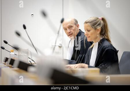 2022-06-09 10:01:14 BADHOEVEDORP - Anwälte Boudewijn van Eijck (L) und Sabine Ten Doesschate vor der Folgeverhandlung über das umfangreiche Strafverfahren bezüglich des Abschuss von Flug MH17. In diesem Sitzungsblock erhält die Verteidigung die Möglichkeit, vor dem erneuten Beitritt zu antworten. ANP ROBIN VAN LONKHUIJSEN niederlande Out - belgien Out Stockfoto