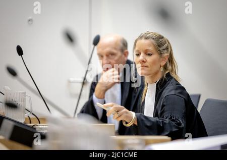 2022-06-09 10:01:28 BADHOEVEDORP - Anwälte Boudewijn van Eijck (L) und Sabine Ten Doesschate vor der Folgeverhandlung über das umfangreiche Strafverfahren bezüglich des Abschuss von Flug MH17. In diesem Sitzungsblock erhält die Verteidigung die Möglichkeit, vor dem erneuten Beitritt zu antworten. ANP ROBIN VAN LONKHUIJSEN niederlande Out - belgien Out Stockfoto