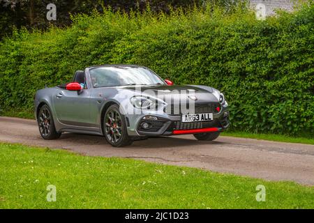 2018 mm (63") Schild Grey Abarth 124 Spider MultiAir 1368cc Benzin 6-Gang-Schaltgetriebe Ankunft im Worden Park Motor Village für das Leyland Festival, Großbritannien Stockfoto