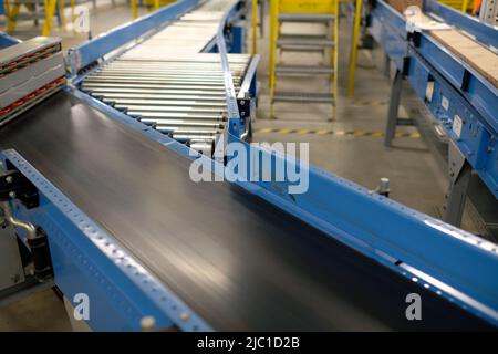 Förderband in einem Fertigungsstandort oder Vertriebslager Stockfoto
