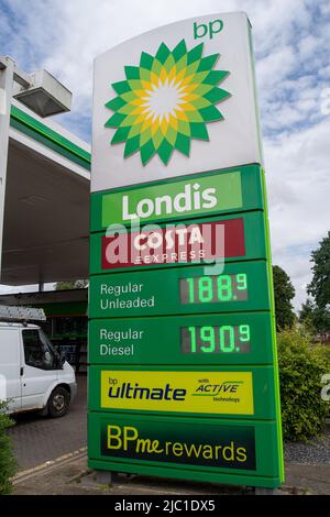 Slough, berkshire, Großbritannien. 9.. Juni 2022. Eine BP-Tankstelle an der Wexham Road in Slough. Der Benzinpreis Gerät erneut außer Kontrolle, da die Lebenshaltungskrise immer tiefer wird. Die Preise pro Liter an den Tankstellen in Slough lagen heute zwischen 184,9 und 197,9 pro Liter, was die Kosten für das Befüllen eines Tanks mit Benzin auf über 100 £ansteigen lassen. Die bevorstehenden nationalen Eisenbahnstreiks werden die Pendler weiter unter Druck setzen. Quelle: Maureen McLean/Alamy Live News Stockfoto