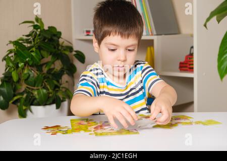 Ein Vorschulkinder spielt Puzzles, stellt ein Bild zusammen Stockfoto