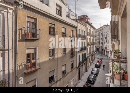 Enge Straße und alte Gebäude im bescheidenen Stadtteil Lavapies von Madrid Stockfoto