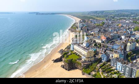 Luftaufnahme von Tenby und Tenby South Beach - Pembrokeshire, Wales, UK Stockfoto