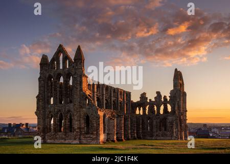 Whitby Abtei bei Sonnenuntergang Whitby Yorkshire Whitby North Yorkshire England Großbritannien GB Europa Stockfoto