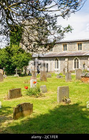 Der Kirchhof in der Pfarrkirche von Chalfont St Giles an einem sonnigen Sommertag Stockfoto