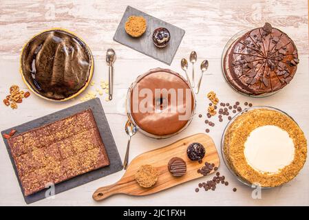 Set von süßen Desserts, Kuchen mit Schokoladenüberzug, Karottenkuchen und Brownie-Kuchen in Scheiben geschnitten Stockfoto