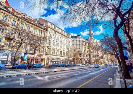 BUDAPEST, UNGARN - 23. FEBRUAR 2022: Am 23. Februar spazieren Sie am Grand Boulevard entlang und genießen die herausragende Architektur der umliegenden Gebäude in Budap Stockfoto