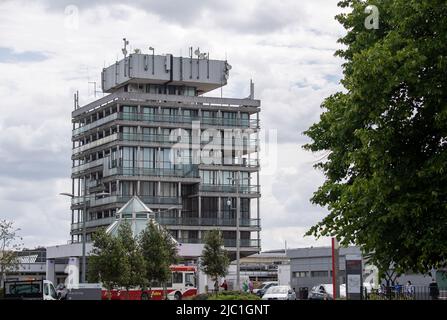 Slough, Großbritannien. 9.. Juni 2022. Das Wexham Park Hospital hat mitgeteilt, dass die A&E-Abteilung derzeit äußerst geschäftstätig ist und dass Patienten nur im Notfall an Der A&E teilnehmen sollten. Viele Menschen stellen fest, dass sie sich nicht mit ihrem GPS in Verbindung setzen können, geschweige denn ihr GPS sehen können, und besuchen stattdessen die A&E-Abteilungen, da sie nicht wissen, was sie sonst noch tun sollen. Überraschenderweise hat der Frimley Health Foundation Trust mitgeteilt, dass Patienten beim Besuch ihrer Krankenhäuser keine Gesichtsmaske mehr tragen müssen. Quelle: Maureen McLean/Alamy Live News Stockfoto