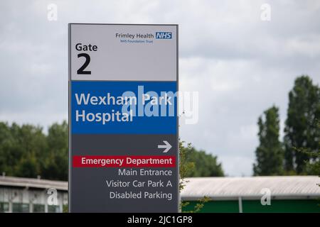 Slough, Großbritannien. 9.. Juni 2022. Das Wexham Park Hospital hat mitgeteilt, dass die A&E-Abteilung derzeit äußerst geschäftstätig ist und dass Patienten nur im Notfall an Der A&E teilnehmen sollten. Viele Menschen stellen fest, dass sie sich nicht mit ihrem GPS in Verbindung setzen können, geschweige denn ihr GPS sehen können, und besuchen stattdessen die A&E-Abteilungen, da sie nicht wissen, was sie sonst noch tun sollen. Überraschenderweise hat der Frimley Health Foundation Trust mitgeteilt, dass Patienten beim Besuch ihrer Krankenhäuser keine Gesichtsmaske mehr tragen müssen. Quelle: Maureen McLean/Alamy Live News Stockfoto