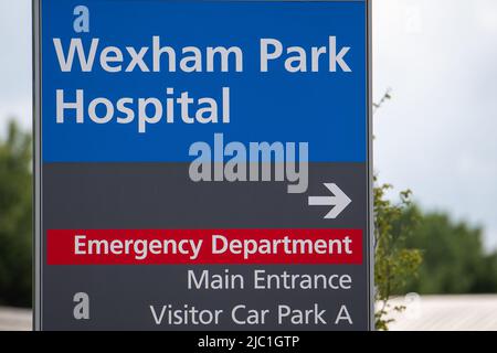 Slough, Großbritannien. 9.. Juni 2022. Das Wexham Park Hospital hat mitgeteilt, dass die A&E-Abteilung derzeit äußerst geschäftstätig ist und dass Patienten nur im Notfall an Der A&E teilnehmen sollten. Viele Menschen stellen fest, dass sie sich nicht mit ihrem GPS in Verbindung setzen können, geschweige denn ihr GPS sehen können, und besuchen stattdessen die A&E-Abteilungen, da sie nicht wissen, was sie sonst noch tun sollen. Überraschenderweise hat der Frimley Health Foundation Trust mitgeteilt, dass Patienten beim Besuch ihrer Krankenhäuser keine Gesichtsmaske mehr tragen müssen. Quelle: Maureen McLean/Alamy Live News Stockfoto